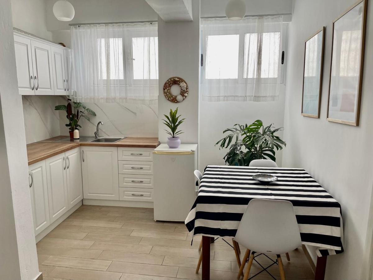 Lola'S Apartment Durres Bagian luar foto